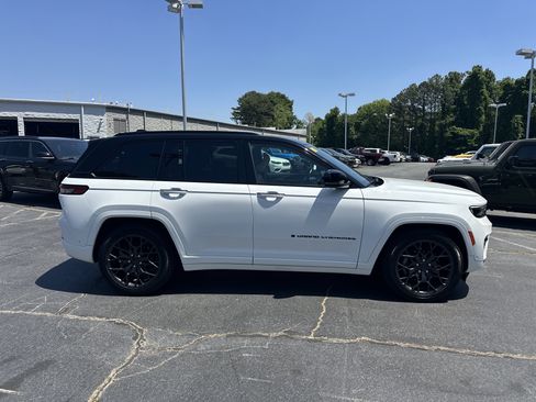 Used 2023 Jeep Grand Cherokee Summit w/ Advanced Protech Group IV AWD/4WD image 10