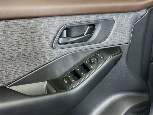 Used 2023 Nissan Rogue S image 15