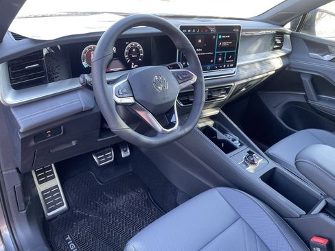 New 2026 Volkswagen Tiguan SE R-Line FWD image 17
