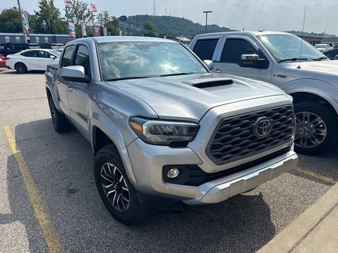 Used 2023 Toyota Tacoma TRD Sport AWD/4WD image 3