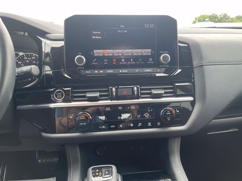 Used 2024 Nissan Pathfinder SV FWD image 24
