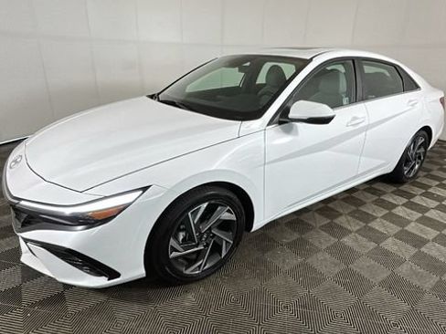 Certified 2025 Hyundai Elantra Limited FWD image 6