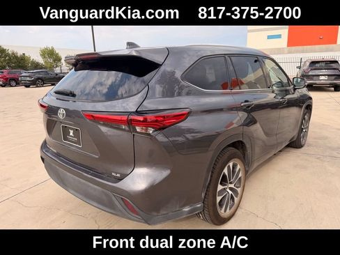 Used 2021 Toyota Highlander XLE FWD image 4