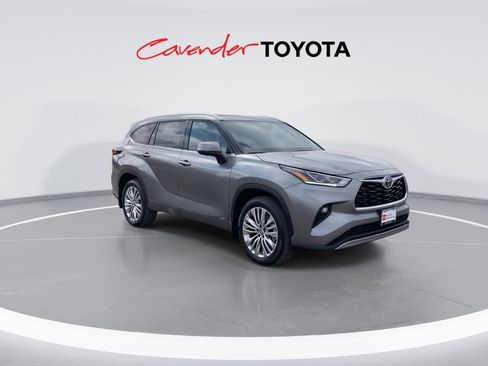 Certified 2026 Toyota Highlander Platinum image 2
