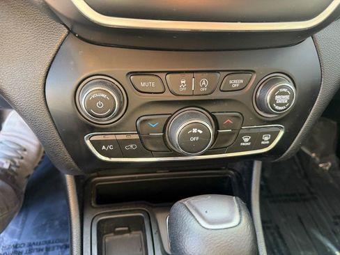 Used 2019 Jeep Cherokee Latitude w/ Popular Appearance Group FWD image 30