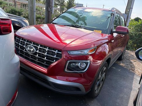 Used 2024 Hyundai Venue Limited FWD image 2