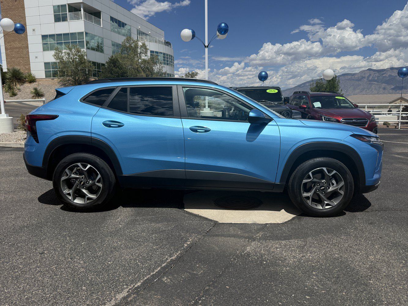Used 2025 Chevrolet Trax LT FWD image 4