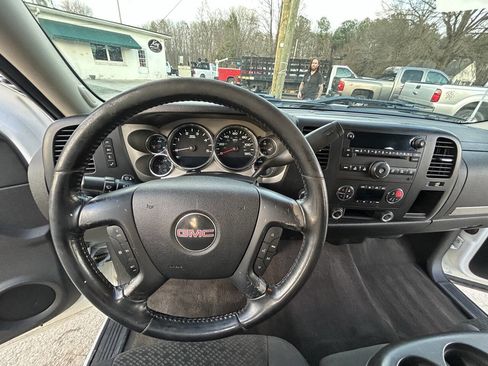 Used 2007 GMC Sierra 2500 SLE w/ Z71 Off-Road Package image 16