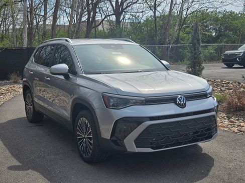 New 2026 Volkswagen Taos SE FWD image 2