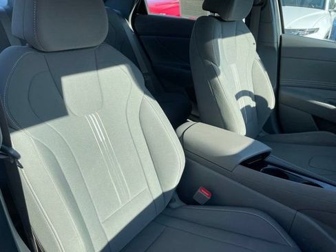 Used 2023 Hyundai Elantra SEL w/ Convenience Package FWD image 9
