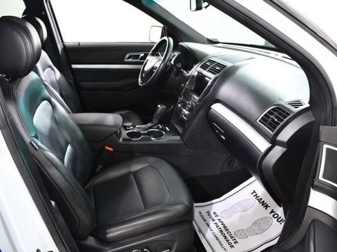 Used 2017 Ford Explorer XLT w/ Equipment Group 202A image 10