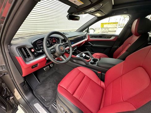 Used 2026 Porsche Cayenne S image 4