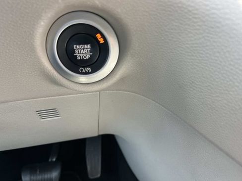 Used 2023 Chrysler Pacifica Touring-L FWD image 37