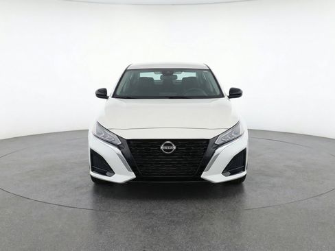 Used 2025 Nissan Altima 2.5 SV FWD image 2