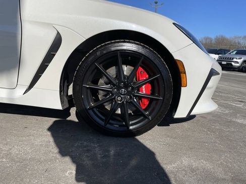 Used 2025 Toyota GR86 Premium w/ Performance Package image 31