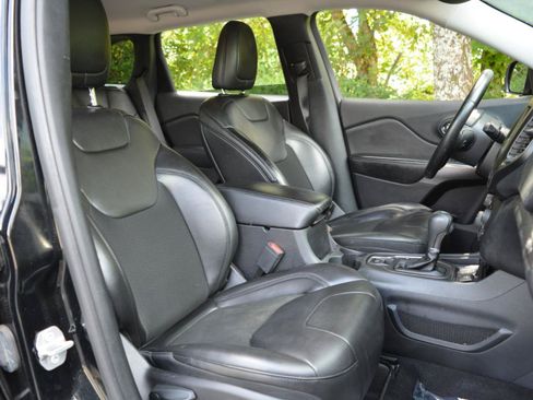 Used 2020 Jeep Cherokee Latitude Plus w/ Comfort/Convenience Group FWD image 18