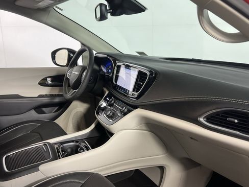 Certified 2024 Chrysler Pacifica Limited image 31