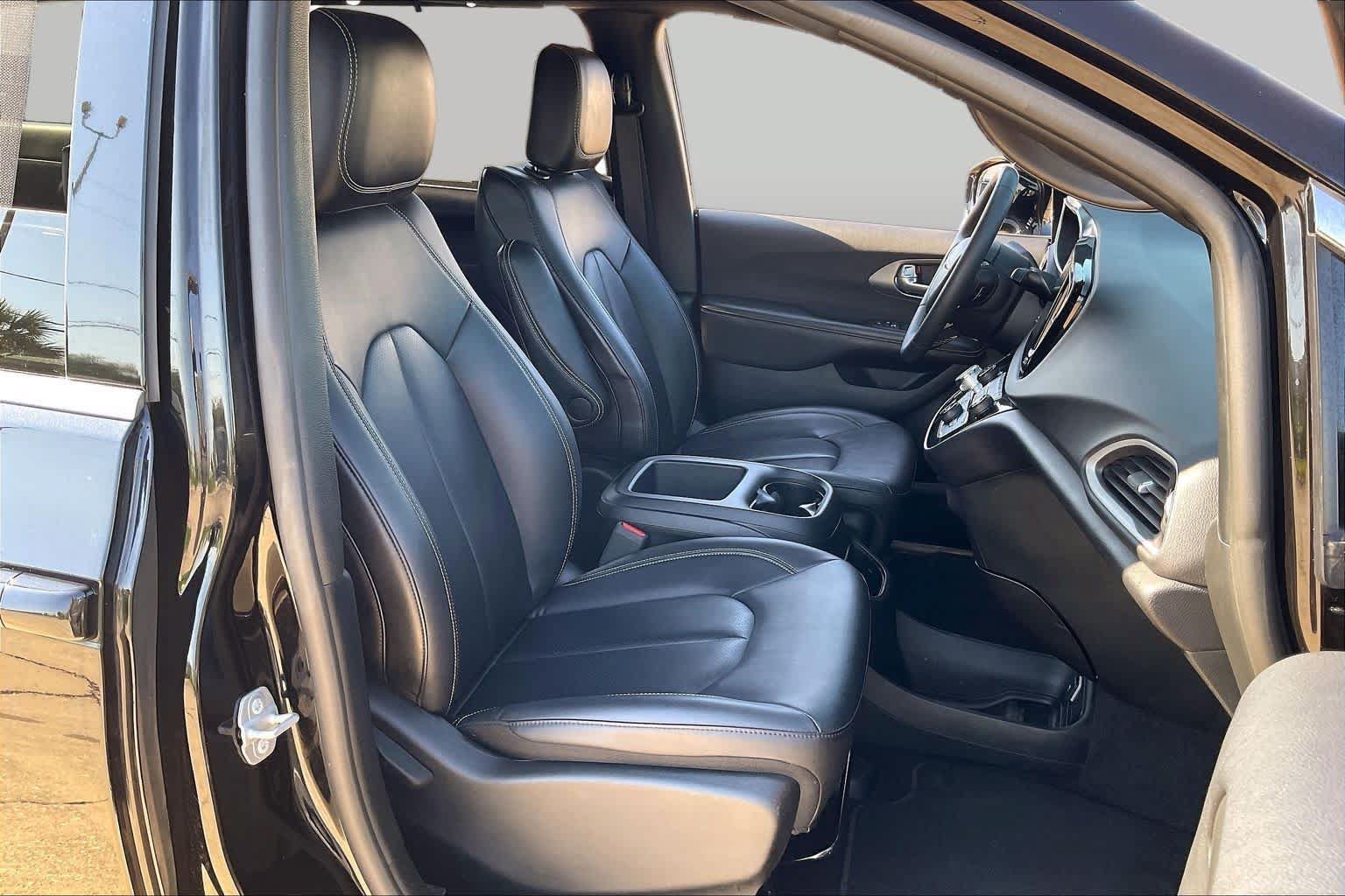 Used 2025 Chrysler Pacifica Select FWD image 9