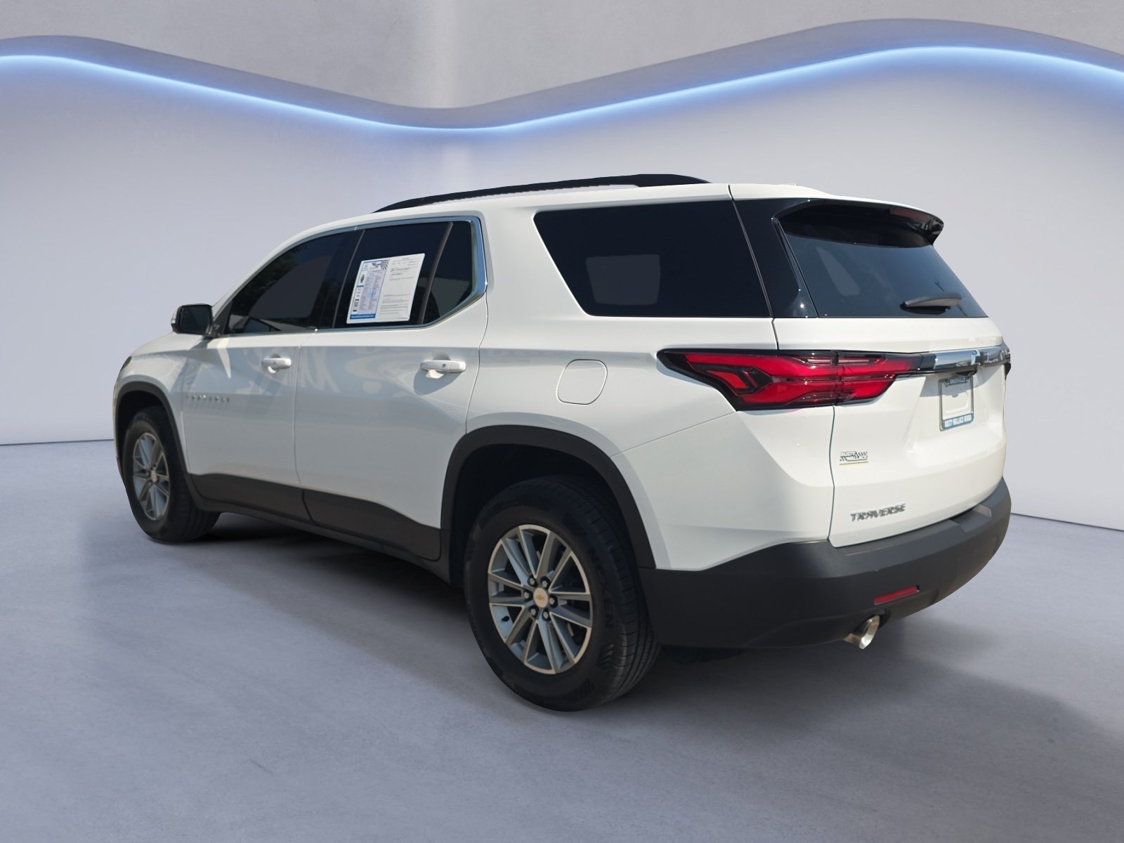 Used 2023 Chevrolet Traverse LT FWD image 3