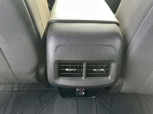 Used 2020 Chevrolet Equinox LT w/ Driver Convenience Package image 18