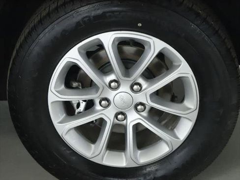 Certified 2021 Jeep Grand Cherokee Laredo X image 38