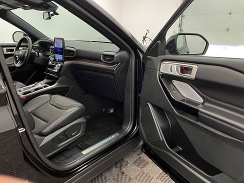 Used 2023 Ford Explorer Platinum w/ Technology Package image 33