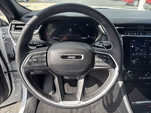 Used 2023 Jeep Grand Cherokee L Laredo image 14