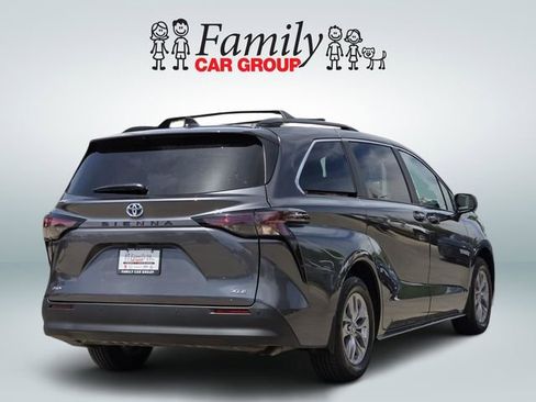 Used 2025 Toyota Sienna XLE image 4
