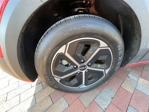 Used 2024 Kia Niro EX image 9