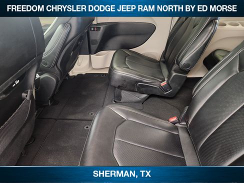 Used 2023 Chrysler Pacifica Touring-L FWD image 19