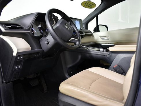 Used 2021 Toyota Sienna Limited image 15