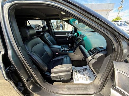 Used 2017 Ford Explorer XLT w/ Equipment Group 202A AWD/4WD image 32