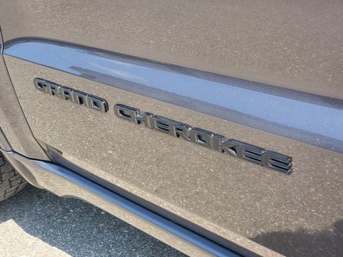 Used 2020 Jeep Grand Cherokee Altitude AWD/4WD image 31