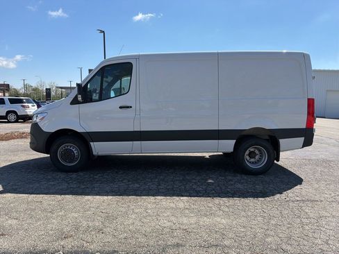 Used 2026 Mercedes-Benz Sprinter 4500 image 5