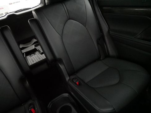 Used 2024 Toyota Highlander Platinum image 14