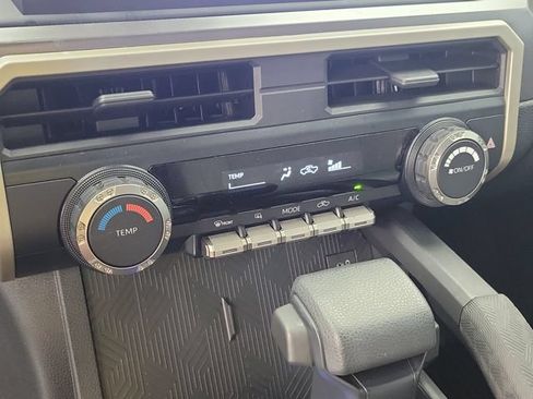 Used 2025 Toyota Tacoma SR5 AWD/4WD image 28