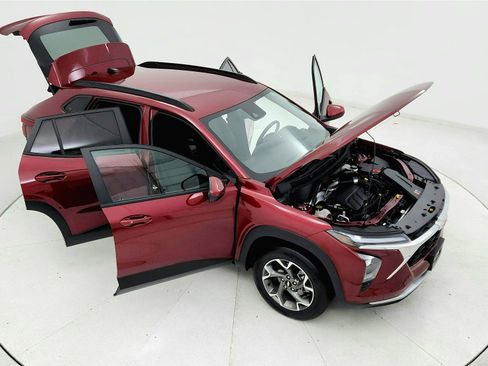 Used 2025 Chevrolet Trax LT w/ LT Convenience Package FWD image 24