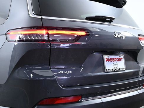 Used 2024 Jeep Grand Cherokee L Laredo image 8