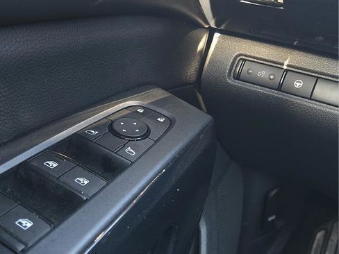 Used 2024 Nissan Pathfinder SV FWD image 13