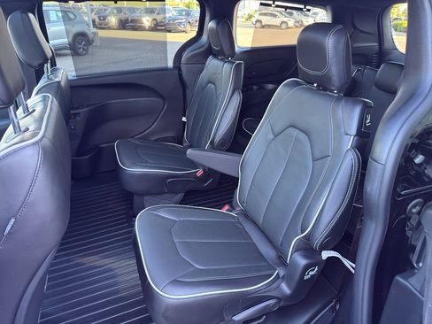 Used 2025 Chrysler Pacifica Limited FWD image 11