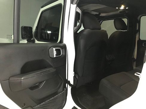 Used 2020 Jeep Gladiator Overland AWD/4WD image 18