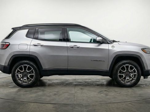 Used 2025 Jeep Compass Trailhawk w/ Trailer Tow Group AWD/4WD image 11