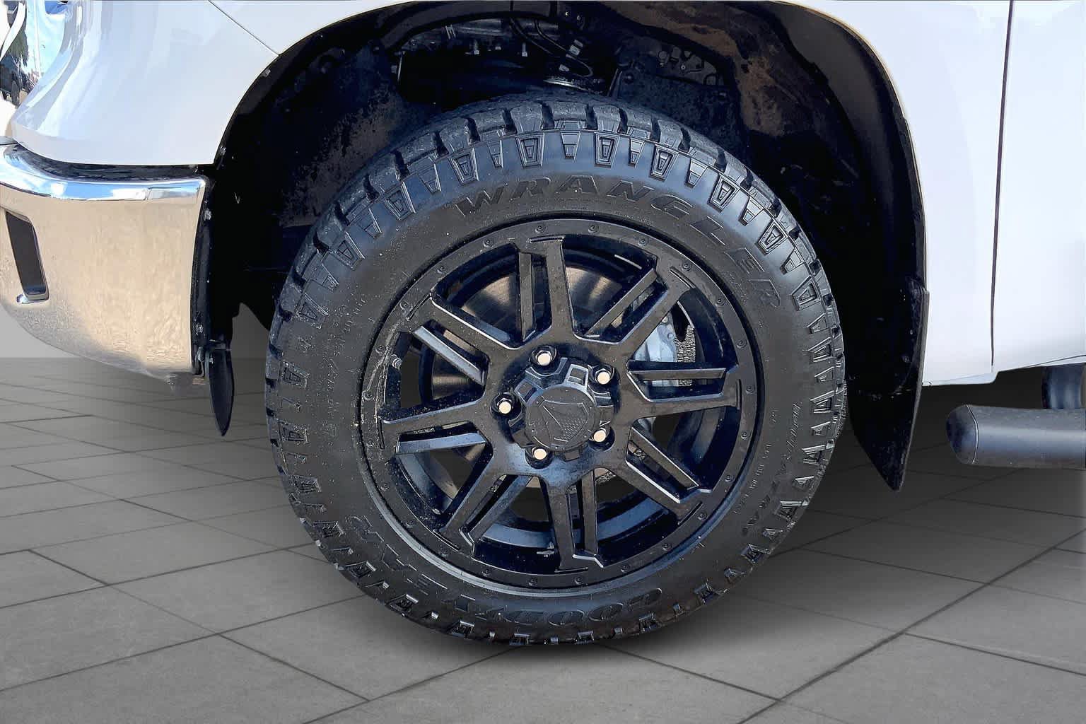 Used 2020 Toyota Tundra SR5 w/ SR5 Upgrade Package AWD/4WD image 11