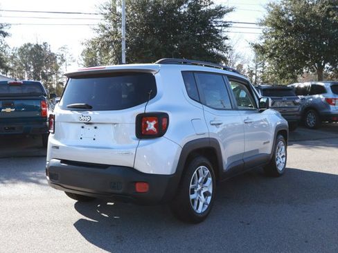 Used 2017 Jeep Renegade Latitude image 6