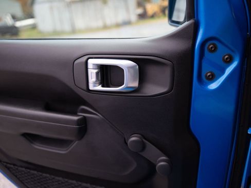 Used 2022 Jeep Gladiator Sport image 12