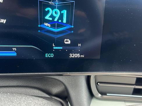 Used 2025 Hyundai Elantra Limited FWD image 24