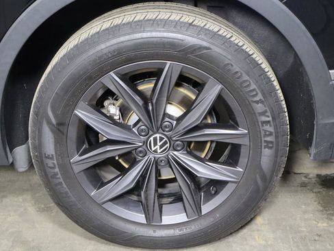 Used 2023 Volkswagen Tiguan SE image 40