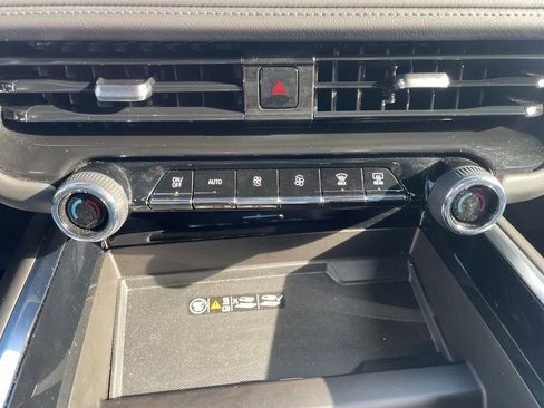 Used 2025 Chevrolet Suburban Z71 image 33