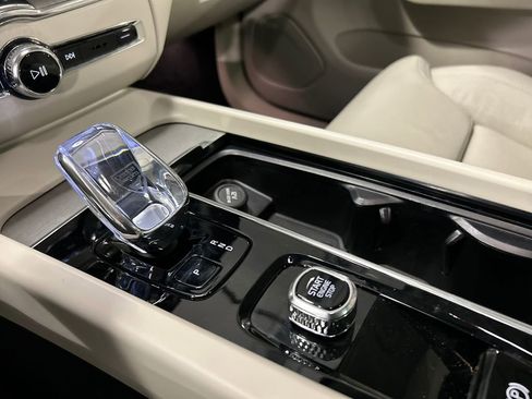 Certified 2025 Volvo XC60 B5 Ultra AWD/4WD image 19