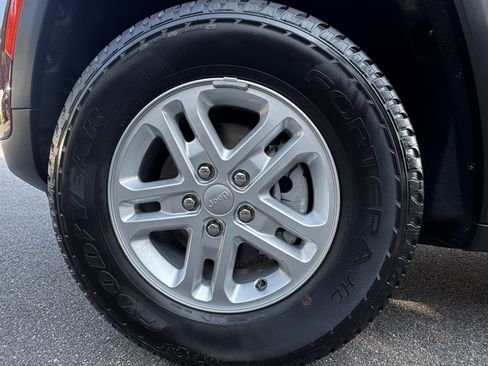 Used 2025 Jeep Grand Cherokee Laredo RWD image 13